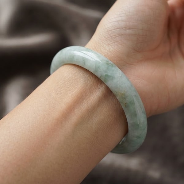 Natural Green Jade Gemstones Bangle 398.97 Ct. Diameter 60 Mm.: Product ID: 819808030 Product Name: Natural Jade Weight: 398.97 CT. Size: 75 / 60 / 18 MM. Shape: Round Color: Green Clarity:Opaque Luster: Good Gems Origin: Thailand Treatment: Unheated Crystal Struc