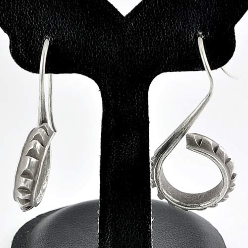 925 Sterling Silver Earrings Whorl Jewelry 10.79 Grams: Product ID: 205101144 Product Type: 925 Sterling Silver Fine Jewelry Jewelry Weight: 10.79 Grams. Gemstones Color: Silver Metal: Solid Silver 92.5%. Gemstone Detail: Center: Earrings Size 23 x 21 Mm. 