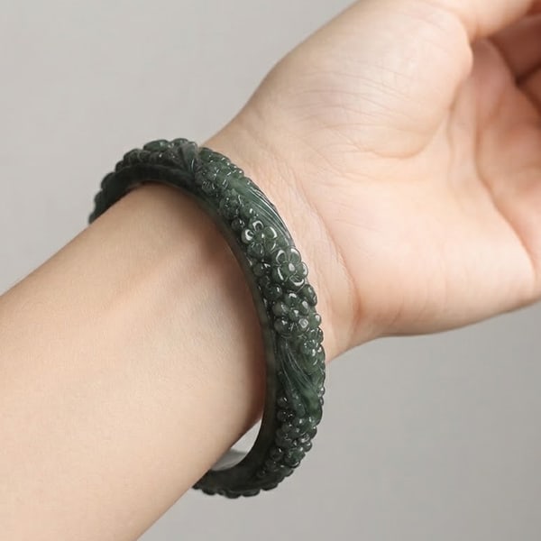 Natural Green Jade Gemstones Bangle 450 Ct. Carving Diameter 61 Mm.: Product ID: 819816357 Product Name: Natural Gemstones Weight: 450.00 CT. Size: 75 x 14 MM. Shape: Carving Shape Color: Multi-Color Clarity:Opaque Luster: None Gems Origin: Thailand Treatment: Unheated