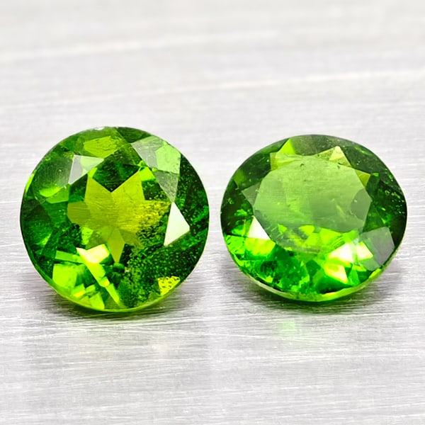 Natural Green Chrome Diopside Gemstones 0.97 Ct. 2 Pcs. Round Shape 5 Mm.: Product ID: 801608028 Product Name: Natural Chrome Diopside Weight: 0.97 CT. Size: 5 x 5 x 3 MM. Shape: Round Color: Green Clarity:VSI - SI1 Luster: Very Good Gems Origin: Russia Treatment: Unheated C