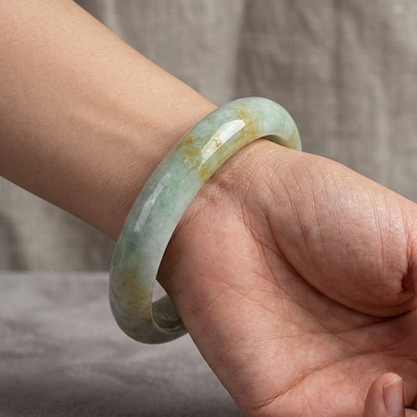 Natural Mulite Color Jade Gemstones Bangle 321.47 Ct. Diameter 60 Mm.: Product ID: 819813924 Product Name: Natural Jade Weight: 321.47 CT. Size: 75 x 60 x 15 MM. Shape: Round Color: Green Clarity:Opaque Luster: Good Gems Origin: Thailand Treatment: Unheated Crystal Struc