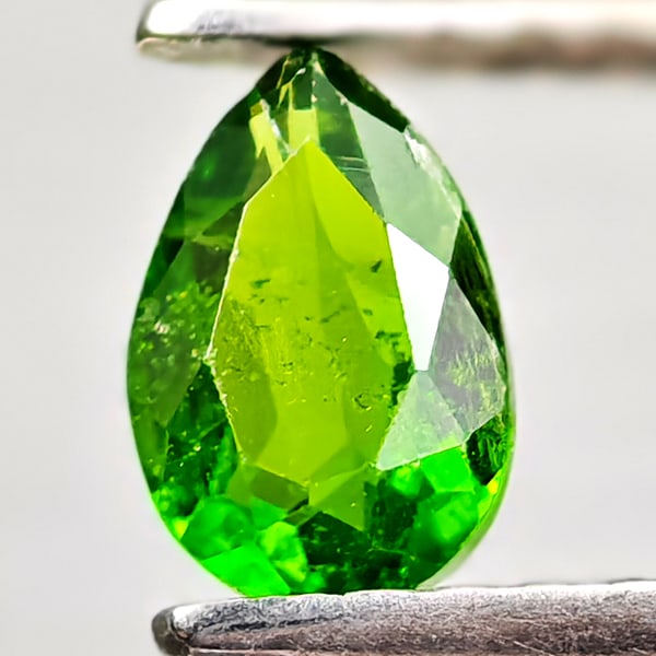 Natural Green Chrome Diopside Gemstones 0.37 Ct. Pear Shape 6 x 4 Mm.: Product ID: 801608176 Product Name: Natural Chrome Diopside Weight: 0.37 CT. Size: 6 x 4 x 2.2 MM. Shape: Pear Shape Color: Green Clarity:VSI - SI1 Luster: Good Gems Origin: Russia Treatment: Unheated