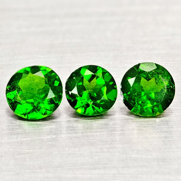 Natural Green Chrome Diopside Gemstones 1.05 Ct. 3 Pcs Round Shape 4.6 to 2.5 Mm.: Product ID: 801608084 Product Name: Natural Chrome Diopside Weight: 1.05 CT. Size: 4.6 x 4.6 x 2.5 to 4.5 x 4.5 x 2.7 MM. Shape: Round Shape Color: Green Clarity:VSI - SI1 Luster: Good Gems Origin: Ru