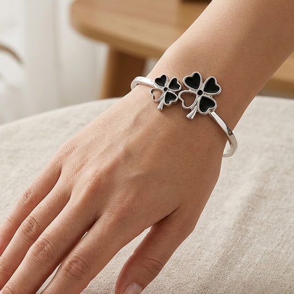 925 Sterling Silver Bangle Jewelry 54.40 Grams Diameter 55 Mm.: Product ID: 220000114 Product Type: 925 Sterling Silver Fine Jewelry Jewelry Weight: 54.40 Grams. Gemstones Color: Silver Metal: Solid Silver 92.5%. Gemstone Detail: At Your Service: At Treasure of Ge