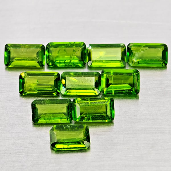 Natural Green Chrome Diopside Gemstones 2.65 Ct. 10 Pcs Octagon Shape Mixed Size: Product ID: 801608218 Product Name: Natural Chrome Diopside Weight: 2.65 CT. Size: 5.2 x 3 x 1.8 to 4.9 x 3.1 x 2 MM. Shape: Octagon Color: Green Clarity:SI1 Luster: Good Gems Origin: Russia Treatment