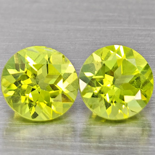 Natural Green Peridot Gemstones 1.25 Ct. 2 Pcs. Round Shape 5.2 Mm.: Product ID: 805317600 Product Name: Natural Peridot Weight: 1.25 CT. Size: 5.2 x 5.2 x 3.1 MM. Shape: Round Color: Green Clarity:VSI Luster: Good Gems Origin: Pakistan Treatment: Unheated Crystal Stru