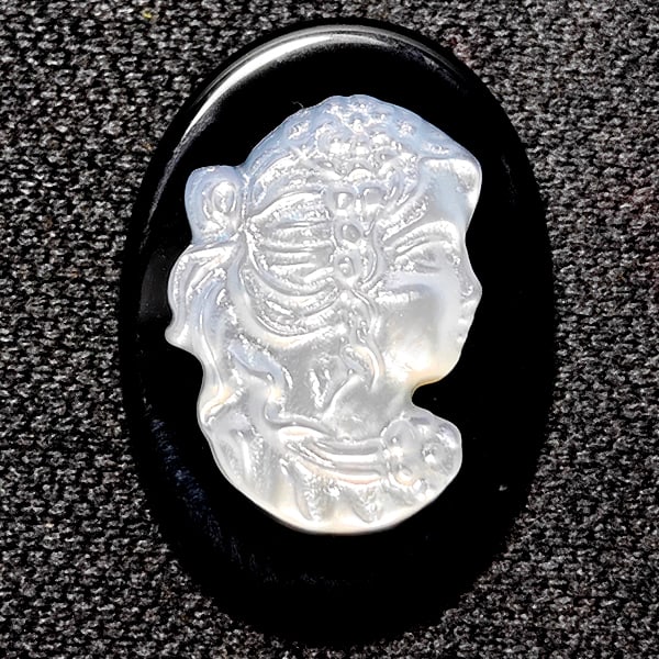 Natural White Sea Shell 6.63 Ct. Woman Carving Cameo on Onyx 18 x 12.9 Mm.: Product ID: 805206415 Product Type: 925 Sterling Silver Fine Jewelry Jewelry Weight: 6.63 Grams. Gemstones Color: White Metal: Solid Silver 92.5%. Gemstone Detail: Sea Shell At Your Service: At Treasu