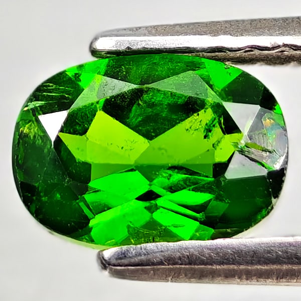 Natural Green Chrome Diopside Gemstones 0.90 Ct. Oval Shape 7 x 5 Mm.: Product ID: 801608120 Product Name: Natural Chrome Diopside Weight: 0.90 CT. Size: 7 x 5 x 3.3 MM. Shape: Oval Color: Green Clarity:VSI - SI1 Luster: Good Gems Origin: Russia Treatment: Unheated Cryst
