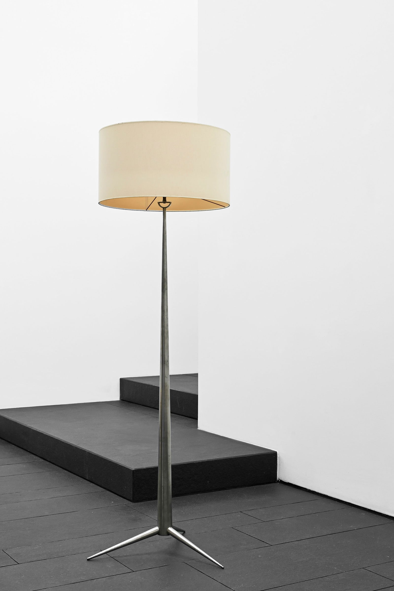 Emiel Veranneman (Belgian, 1924 - 2004): Lampstand “Langui” - 1960 Steel and fabric - 163 cm