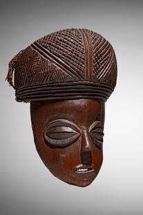 Chokwe Mask - Mwana Pwo: Angola Wood and vegetal fibers33,5 cm Provenance: Acquired by Henrique Quirino de Fonseca (1902-1969), Dundo, Angola, before 1936Henrique Quirino de Fonseca (1902-1969), LausanneBy desce