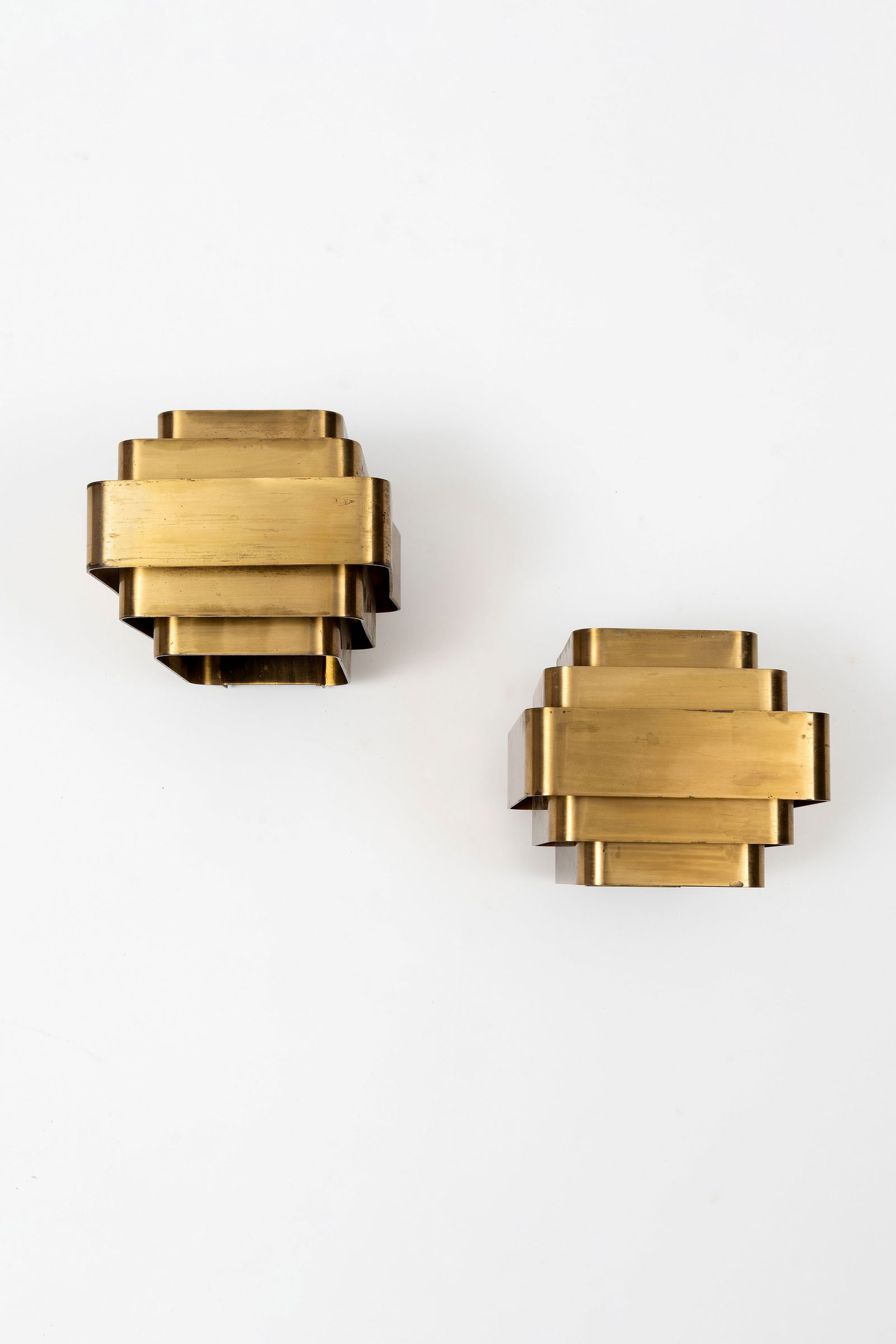 Jules Wabbes (Belgian, 1919 - 1974): Two Wall Sconces with Five Bands - c.1969 Brass15 x 18 x 19,5 cm Provenance:Gemeentekrediet - Crédit Communal, BrusselsBelfius Art Collection, Brussels Literature: