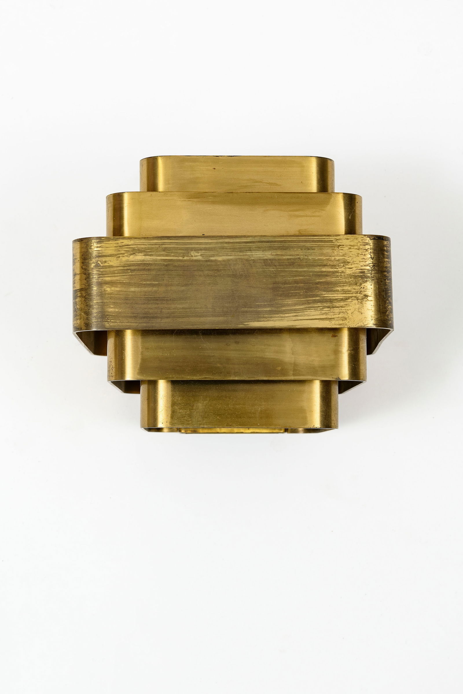 Jules Wabbes (Belgian, 1919 - 1974): Wall Sconce with Five Bands - c.1969 Brass15 x 18 x 19,5 cm Provenance:Gemeentekrediet - Crédit Communal, BrusselsBelfius Art Collection, Brussels Literature:M