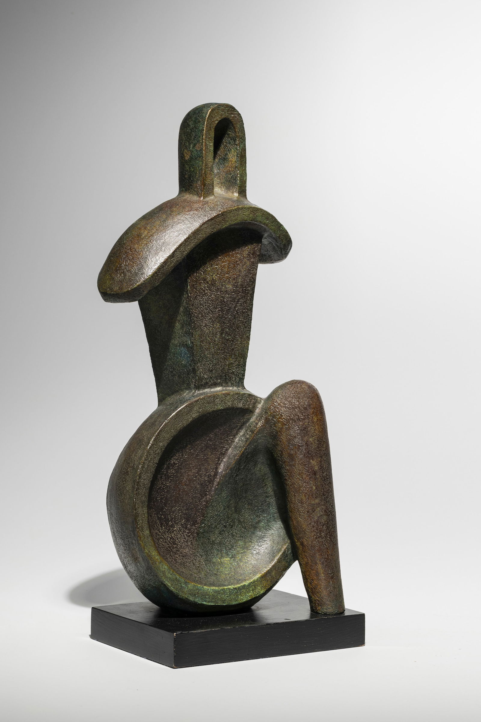 Alexander Archipenko (Ukrainian-American, 1887 - 1964): Figure géométrique assise – 1913/1954[Seated Figure] Bronze45 x 13 x 20 cmSigned, dated, and numbered on reverse: 6/6 Provenance:Galerie Stangl, Munich (1964)Paribas Bank Belgium,