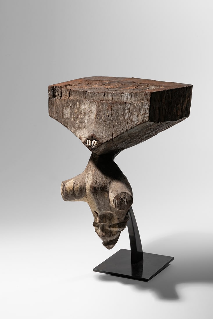 Kayanic Guardian Figure: Indonesia Modang people, East Kalimantan Wood and cowries 24 x 24 x 32 cm Provenance: Mark A. Johnson, Marina Del Rey Private collection, Paris Published: Mark Johnson, The Kayanic Tradition, Volume