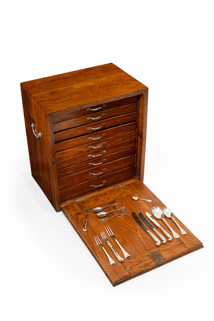 Lionel Alfred Crichton (London): Exceptional Silver Tableware Set - 1935 Sterling silver In its original wooden case: 53,5 x 35,5 x 49 cm Hallmarks: LAC (Lionel Alfred Crichton) Lion rampant (Sterling silver) "U": 1935 Leopard's