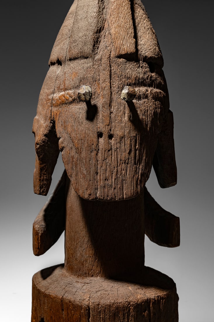 Jukun Figure: Nigeria, late 19th c - early 20th c Wood and metal 75 cm Provenance: Ulrich von Schroeder, Zürich (1975) Hélène (1927-2023) & Philippe (1931-2019) Leloup, Paris