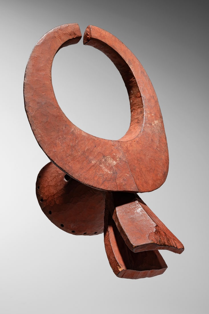 Kantana Mask: Nigeria Wood and pigment 43 cm Provenance: Pierre Dartevelle, Brussels (1996) Hélène & Philippe Leloup, Paris Udo & Wally Horstmann Collection, Zug,