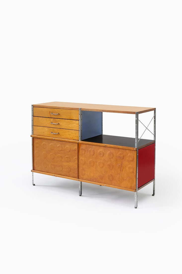 Charles and Ray Eames (American, 1907-1978 and 1912-1988): 'ESU', model no. 200-C - 1950-1952 Birch, plywood, painted masonite, laminated plywood, chromium-plated steel, painted metal, steel, rubber 83 x 119,5 x 43 cm Edited by Herman Miller