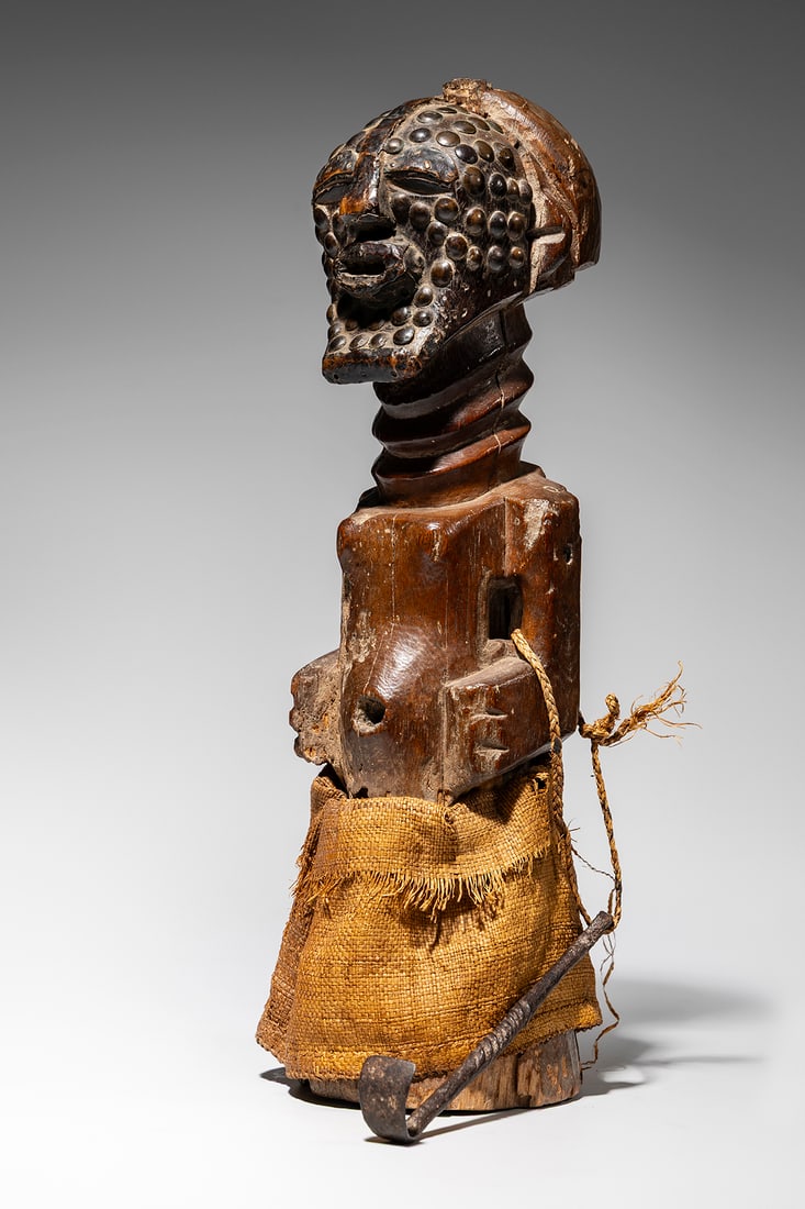 Songye Figure: D.R. Congo Wood, natural pigments, kaolin, brass tacks, textile, metal 45 cm Provenance: Private collection, Brussels Pierre Dartevelle (1940-2022), Brussels Line and Hy