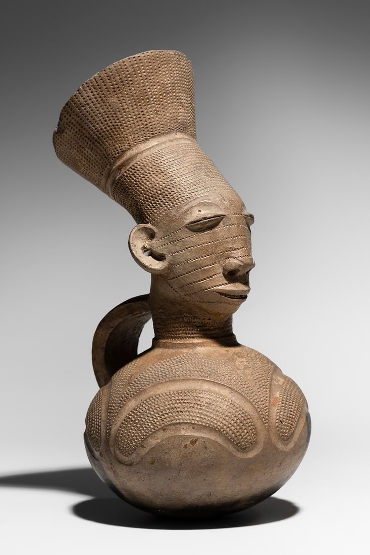 Mangbetu Jar: D.R. Congo Terracotta 24 cm Provenance: René Withofs (1919-1997) collection, Brussels Pierre Dartevelle (1940-2022) collection Private collection, Belgium René