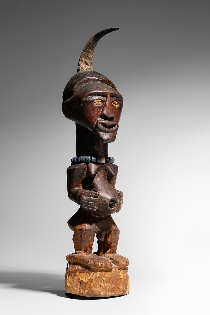 Songye Figure: D.R. Congo Wood, cowries, glass beads, and horn 49 cm Provenance: Private collection, Belgium Olivier Larroque, Nîmes Inti Ligabue, Italy Private collection, Paris