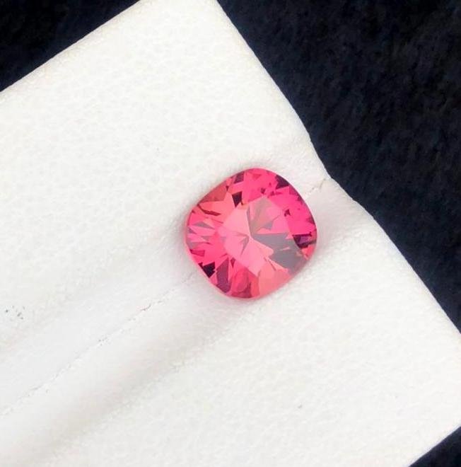 2.5 Carats Beautiful Pink Tourmaline Gemstone (1 of 7)