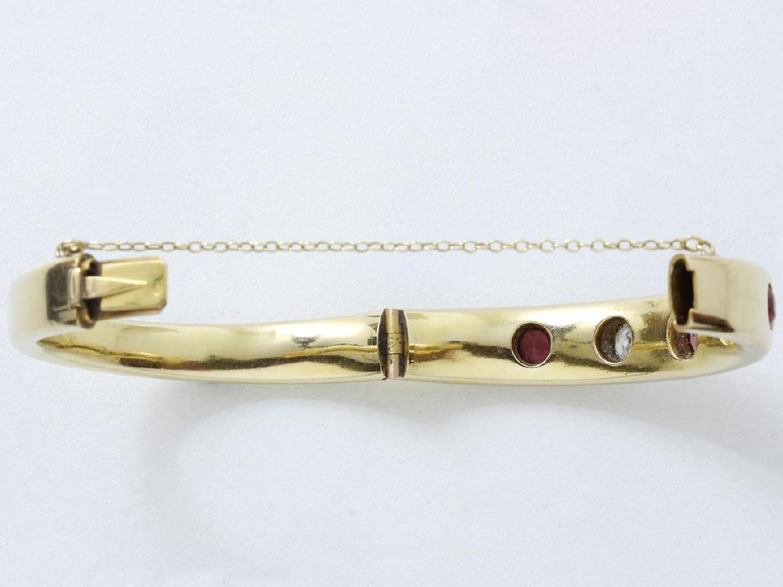 Bracelet: Braceletopening in 750 thousandths gold decorated with 2 cushion diamonds of old size in closed setting interspersed with fine stones. It is equipped with a ratchet clasp with safety chain. 31.70 g. I