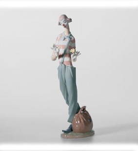 LLADRO "CLOWN IN LOVE" #6997: LLADRO "CLOWN IN LOVE" #6997 Porcelain clown figure picking leaves from a flower. In Good Condition. Measures: 14 inches high X 5.5 inches wide Third Party Shipping Required.