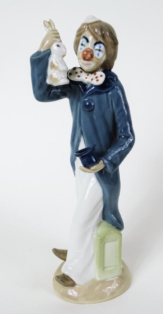 VINTAGE CASADE PORCELAIN FIGURINE CLOWN w/ RABBIT (1 of 1)