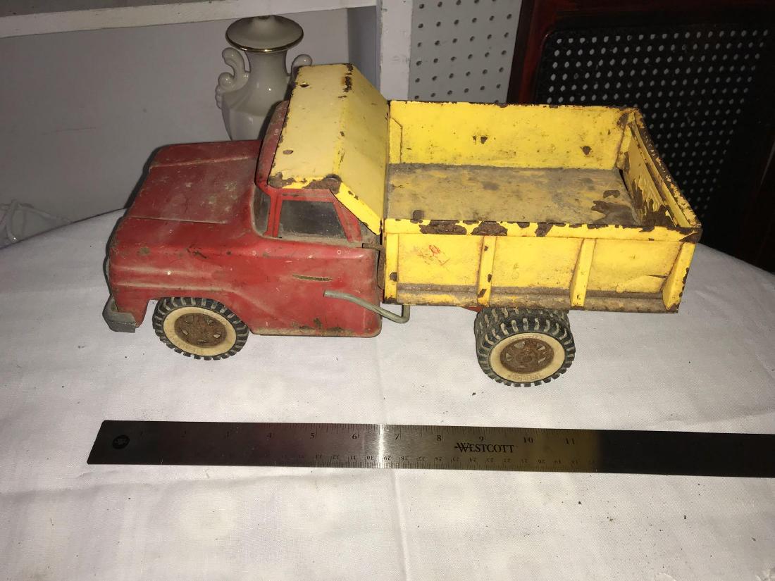 Vintage 1960s Tonka dump truck. Approx 13 1/4"x 6": Vintage 1960s Tonka dump truck. Approx 13 1/4"x 6"