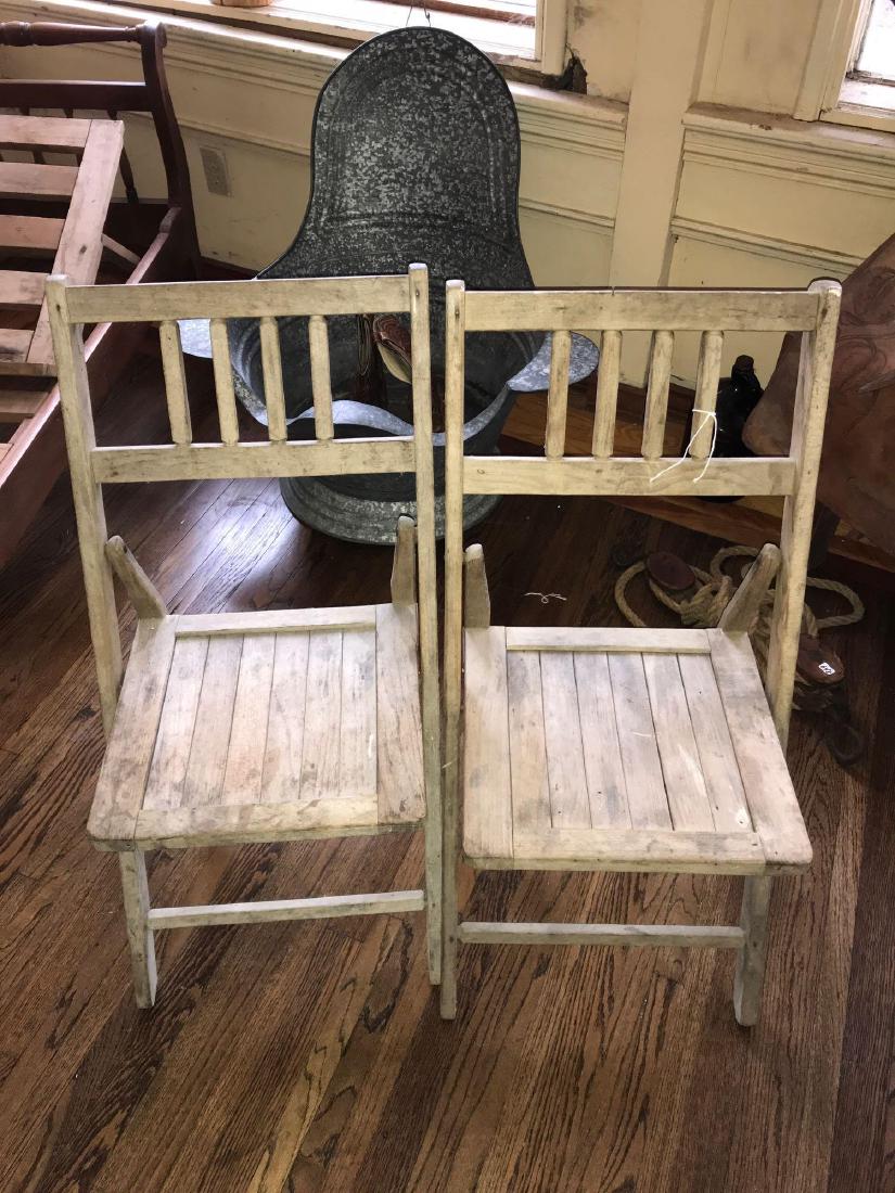 Pair of vintage wooden folding chairs: Pair of vintage wooden folding chairs