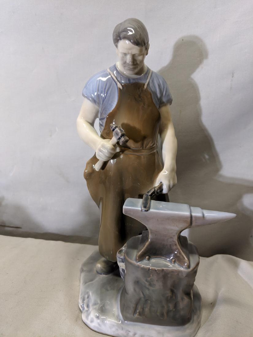 B&G Bing & Grondahl Porcelain Figure Blacksmith #2225: B&G Bing & Grondahl Porcelain Figure Blacksmith #2225 Good with no chips or cracks 12 high Shipping in continental US $20.00 Please ask any questions before bidding Good Luck!