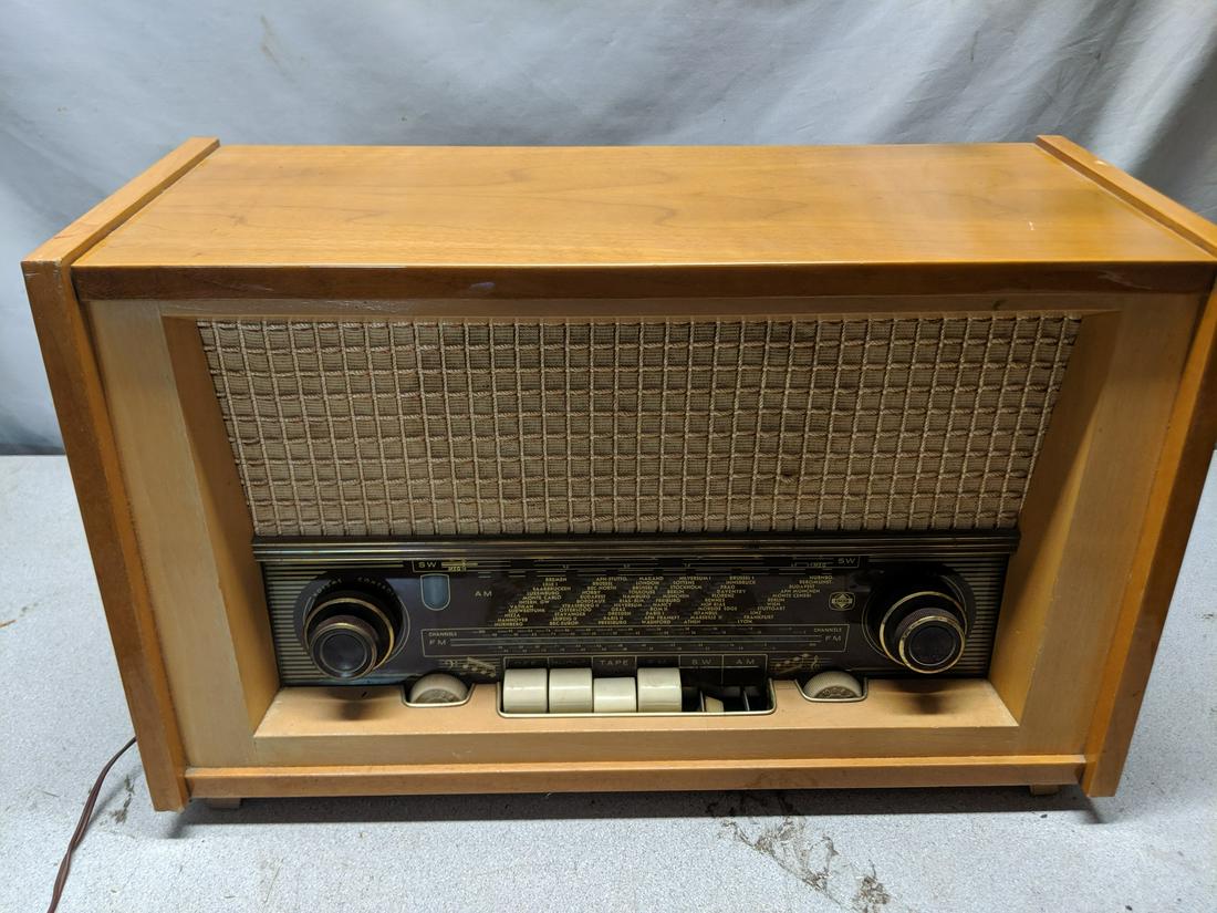 Emud Model T7 West Germany Wood Tube Radio (1 of 9)