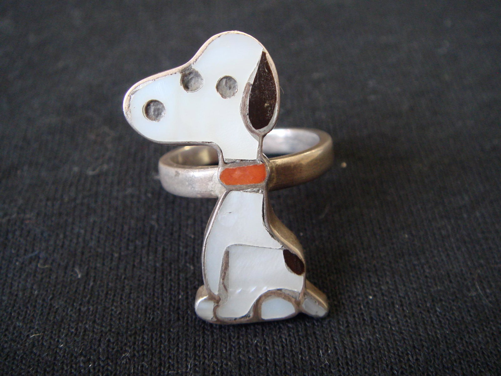 Vintage Snoopy Sterling Onyx Coral MOP Ring Size 6.5: Vintage Snoopy Sterling Onyx Coral MOP Ring. Signed JEsize 6.5. 6 grams Shipping in continental US $4.00 Please ask any questions before bidding Good Luck!