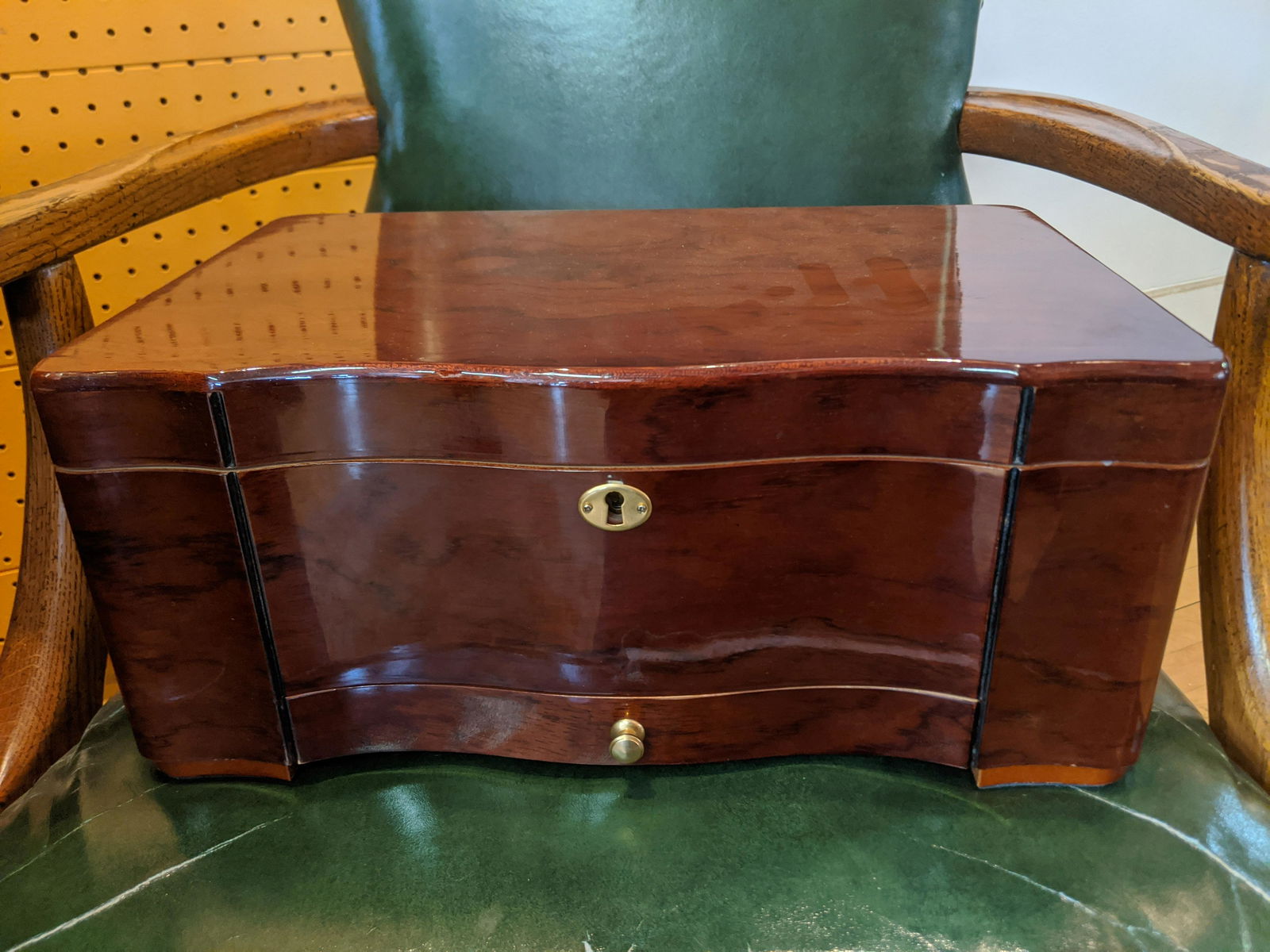 Vintage IDC Supreme Cigar Tobacco Humidor: Vintage IDC Supreme Cigar Tobacco Humidor with direction and care sheet 15 x 9 1/2 x 7 Shipping in continental US $18.00 If shipping is $0 then buyer arranges pick up or shipping. Please ask any quest
