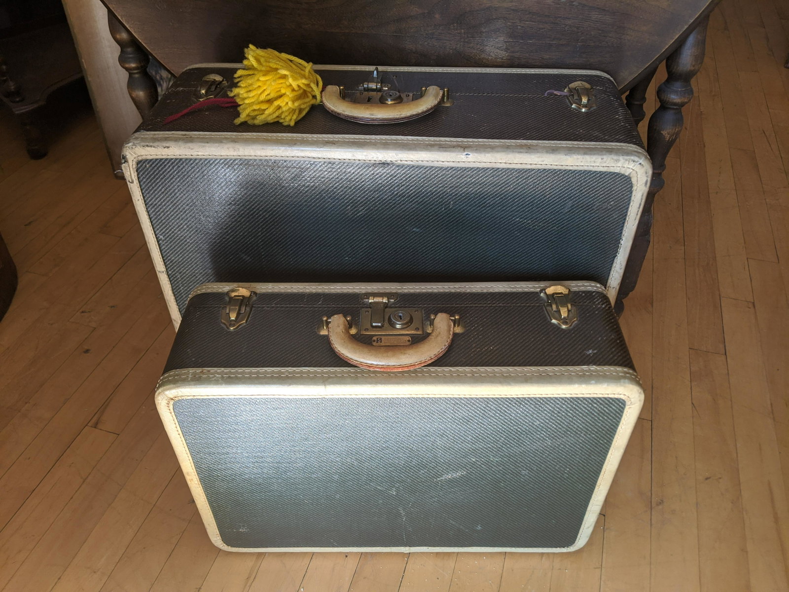 Dresner Original Luggage Pair Matching Suitcases: Dresner Original Luggage Pair Matching Suitcases with yale locks. Do not have the key but both are open 18 x 6 x 13 and 21 x 19 8 1/2 Shipping in continental US $30.00 If shipping is $0 then buyer arr