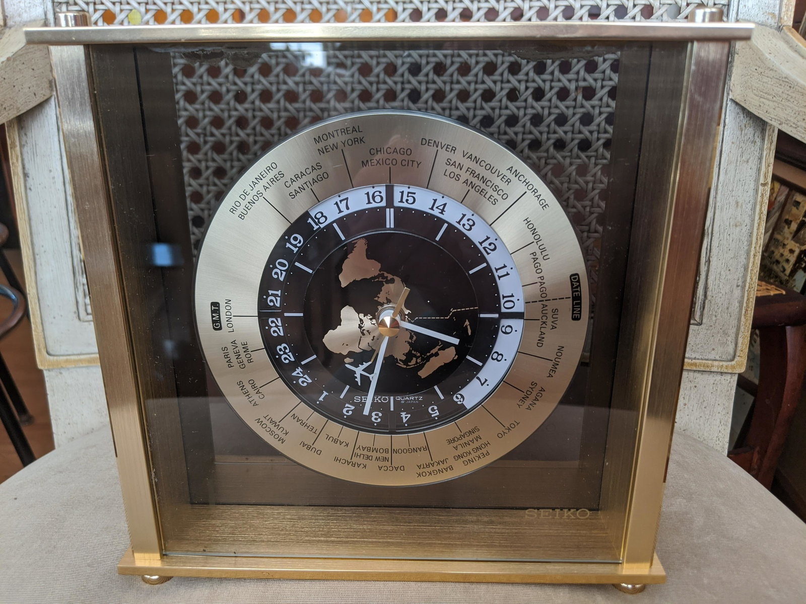 Vintage Seiko World Globe Quartz Clock: Vintage Seiko World Globe Quartz Clock 8 1/2 high x 8 1/2 x 3 Shipping in continental US $16.00 If shipping is $0 then buyer arranges pick up or shipping. Please ask any questions before bidding Good 