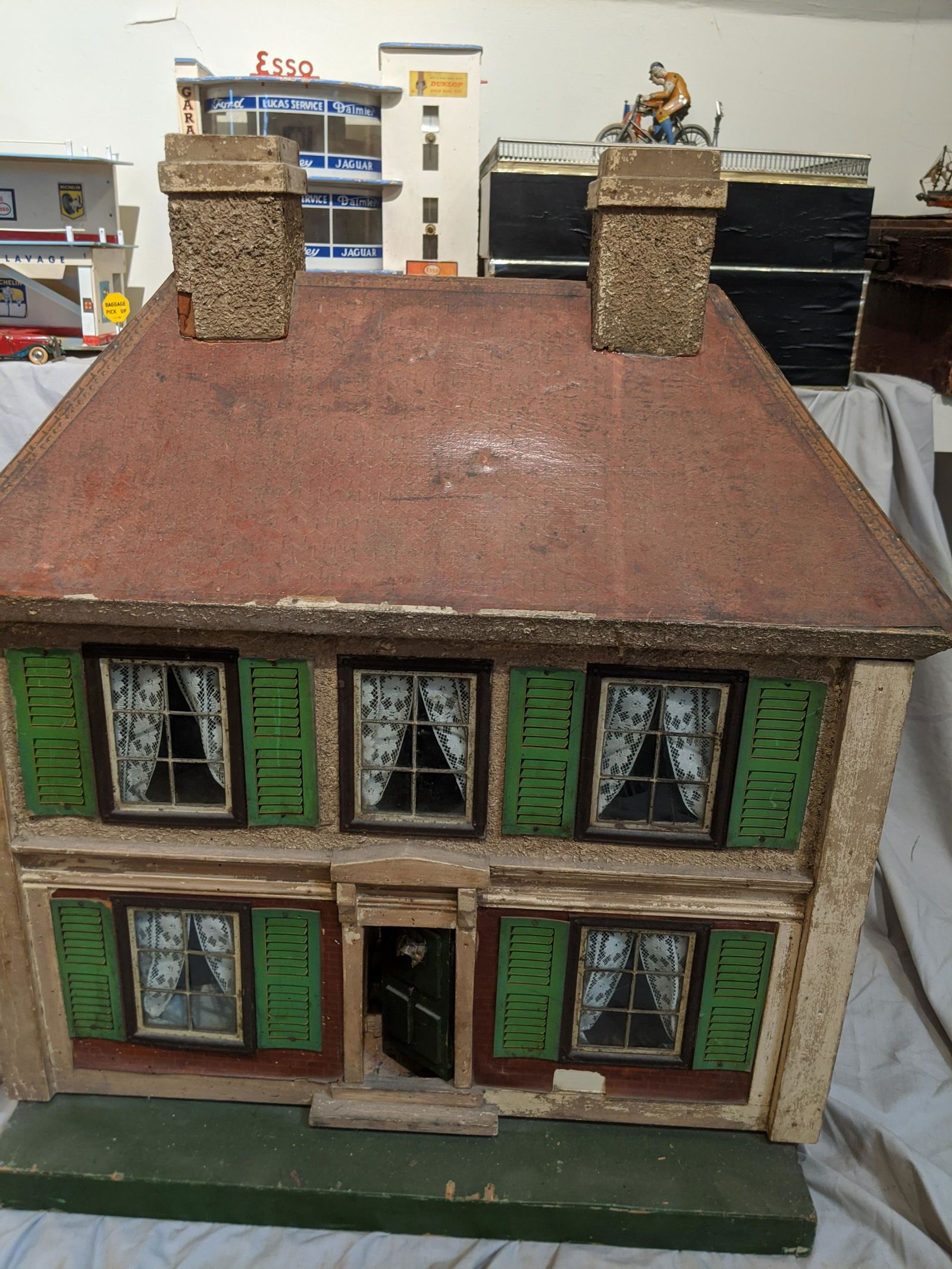 Antique Tri-Ang England Large Dollhouse (1 of 15)