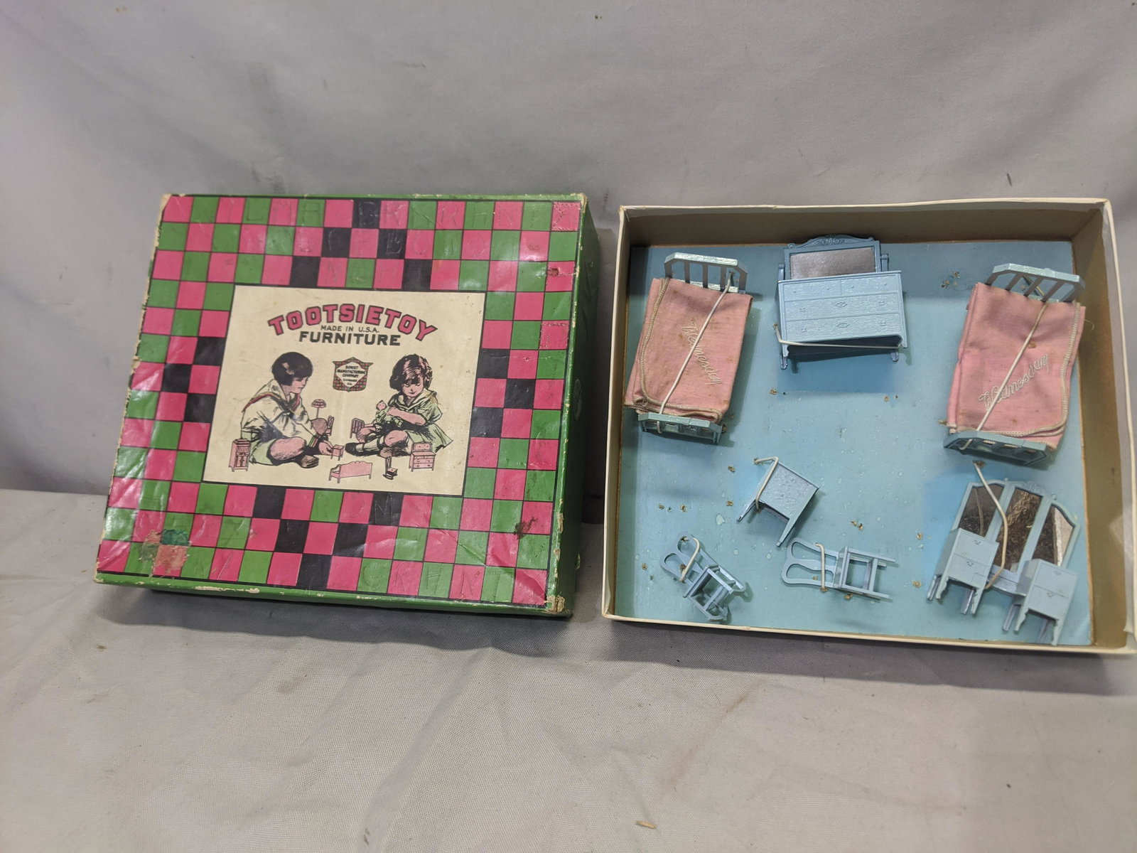 Early Tootsietoy USA Doll House Furniture in Box: Early Tootsietoy USA Doll House Furniture in Box 9 1/2 x 8 1/2 box Shipping in continental US $15.00 If shipping is $0 then buyer arranges pick up or shipping. Please ask any questions before bidding 