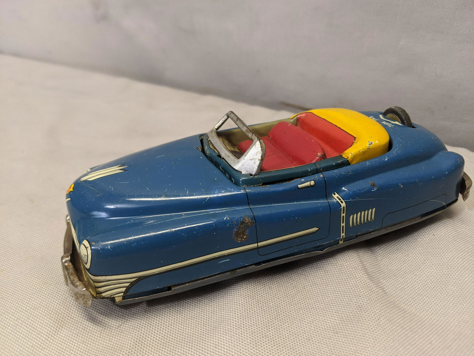 G.W. 1950 Cadillac Flip Car Tin Friction: G.W. 1950 Cadillac Flip Car Tin Friction 6 1/2 long Shipping in continental US $12.00 If shipping is $0 then buyer arranges pick up or shipping. Please ask any questions before bidding Good Luck!