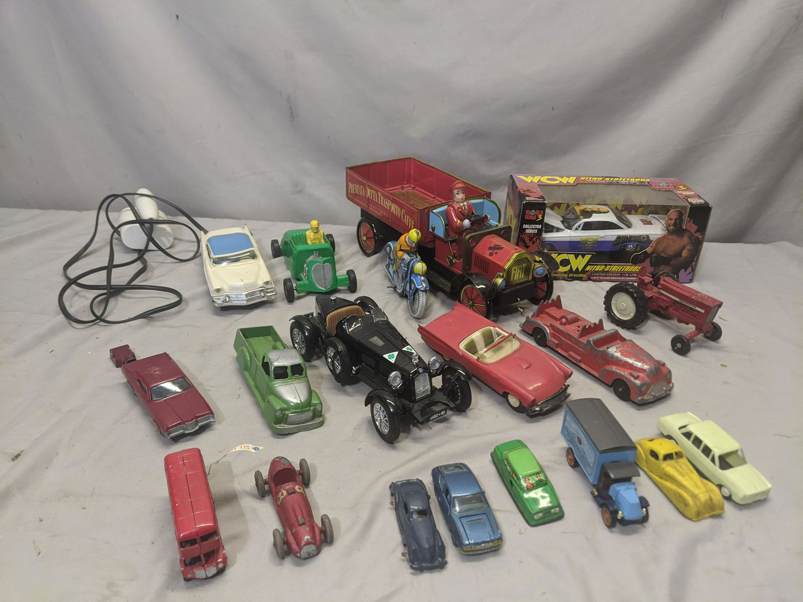 Lot 19 Assorted Vintage Toy Cars Tin Litho Diecast (1 of 8)