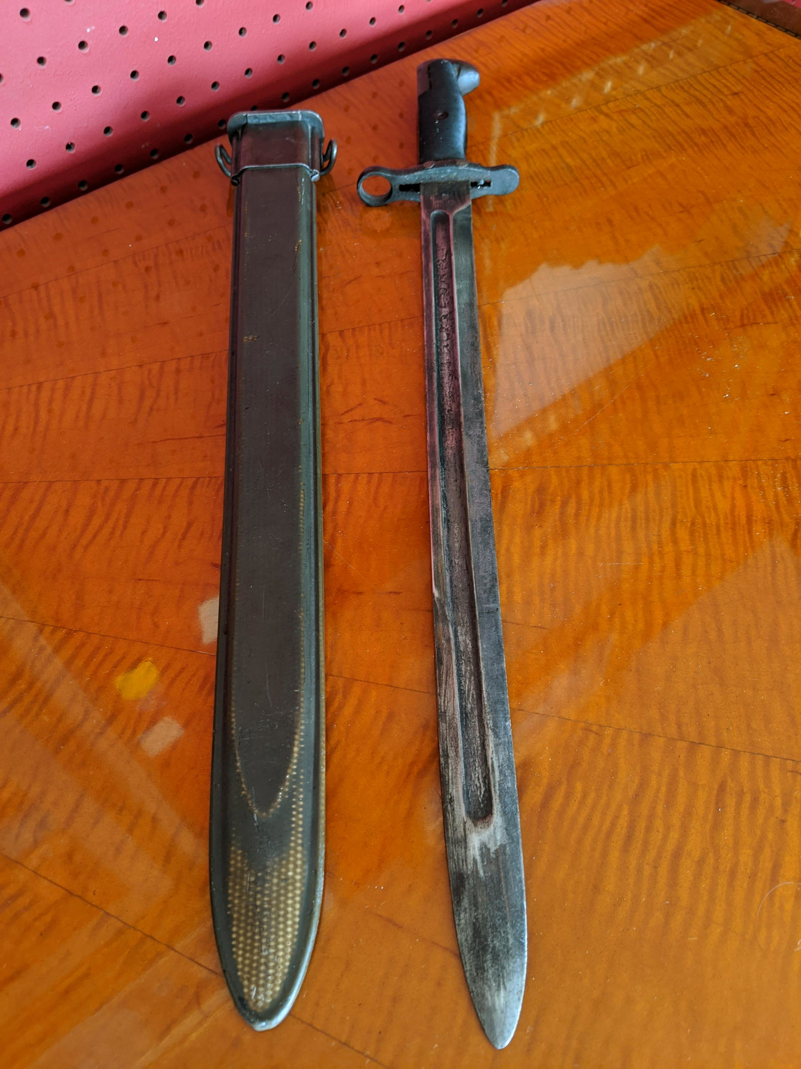 1943 US OL WWII Bayonet w/ Scabbard: 1943 US OL WWII Bayonet w/ Scabbard 20 long Shipping in continental US $15.00 If shipping is $0 then buyer arranges pick up or shipping. Please ask any questions before bidding Good Luck!