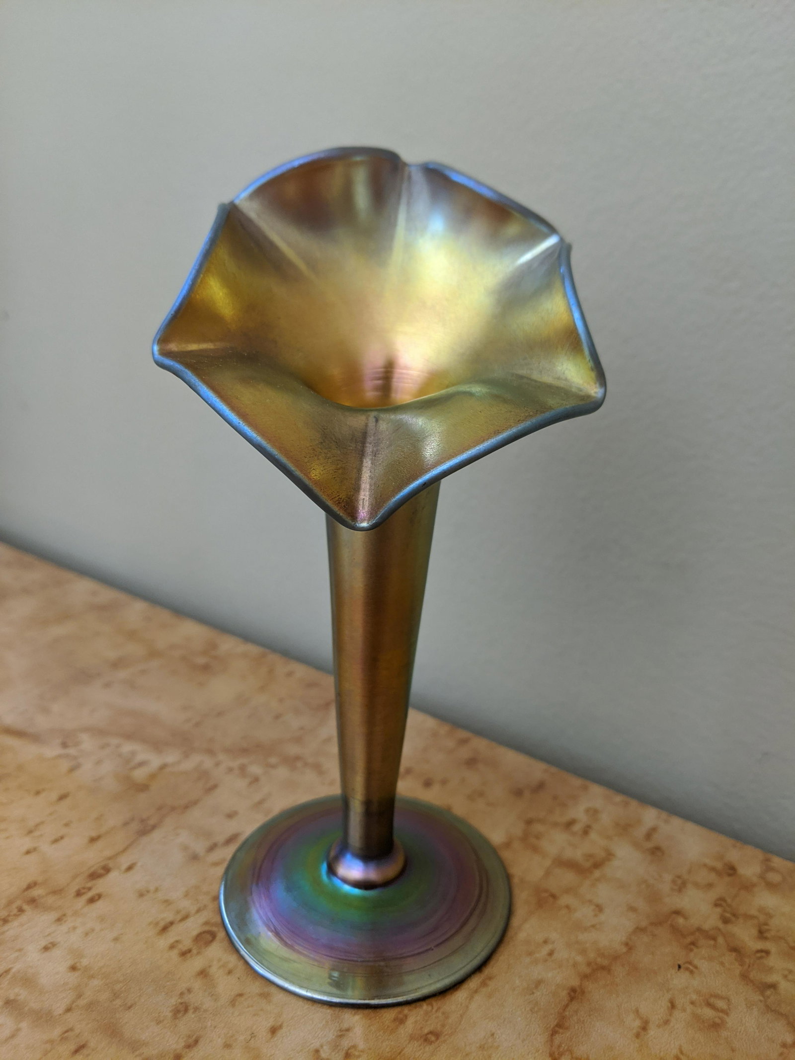 Early Steuben Aurene Gold Sculptured Small Glass Vase: Early Steuben Aurene Gold Sculptured Small Glass Vase 6 1/4 HIGH Shipping in continental US $20.00 If shipping is $0 then buyer arranges pick up or shipping. Please ask any questions before bidding Go