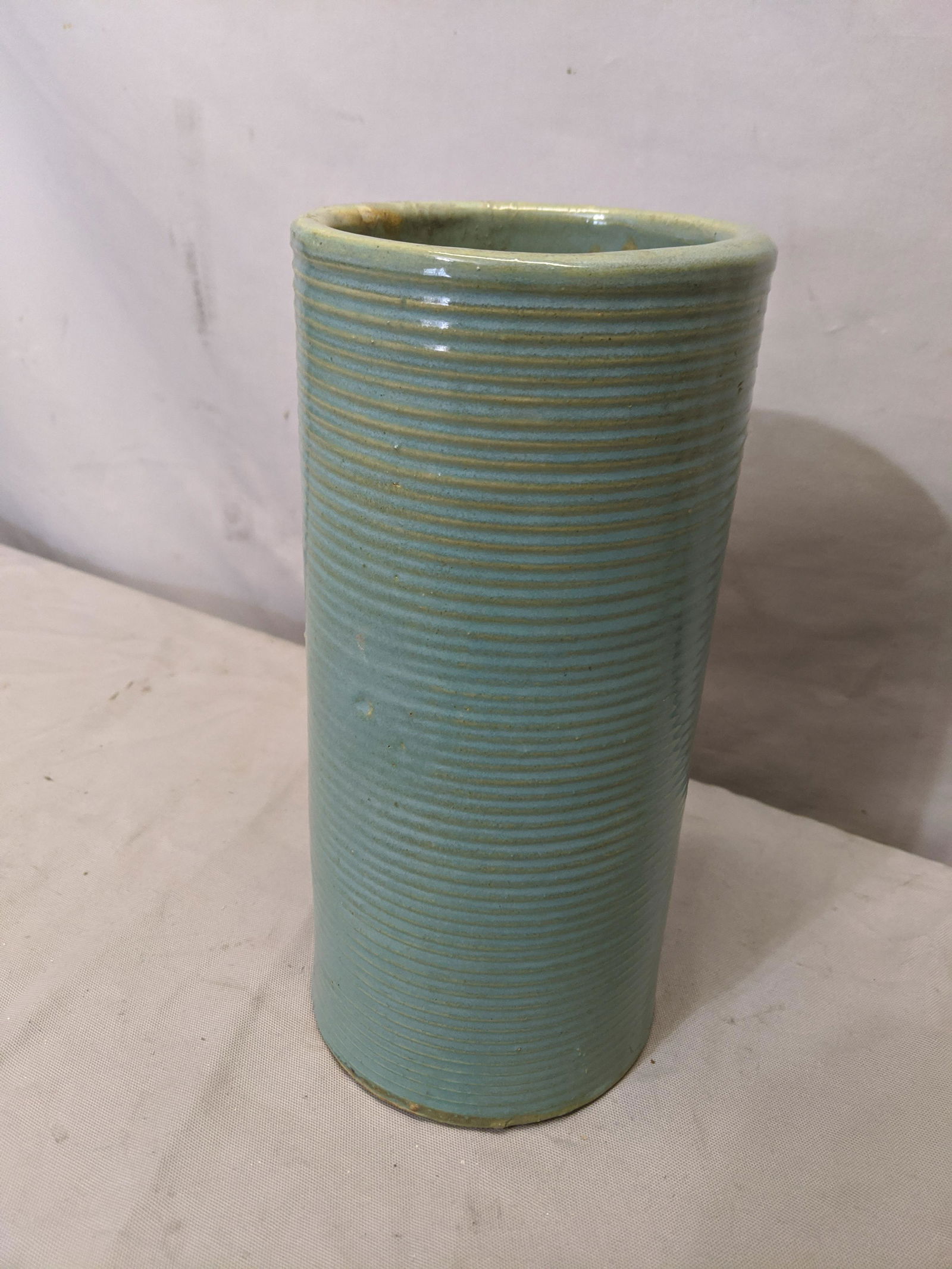 Arts & Crafts Green Glaze Ribbed Art Pottery Vase #4010: Arts & Crafts Green Glaze Ribbed Art Pottery Vase #4010 10 high x 5 diameter Shipping in continental US $18.00 If shipping is $0 then buyer arranges pick up or shipping. Please ask any questions befor