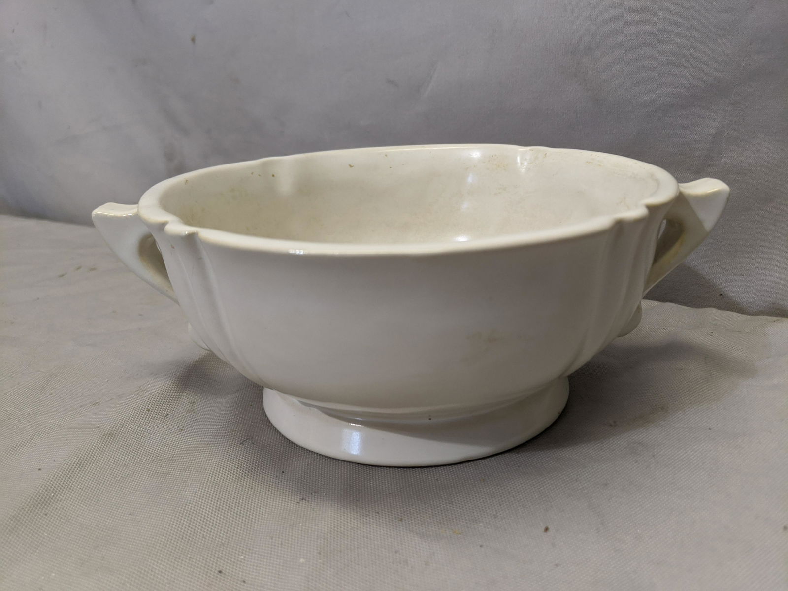 c1930's Roseville Ivory II White Art Pottery Handled: c1930's Roseville Ivory II White Art Pottery Handled Bowl 3 high x 6 1/2 diameter Shipping in continental US $15.00 If shipping is $0 then buyer arranges pick up or shipping. Please ask any questions