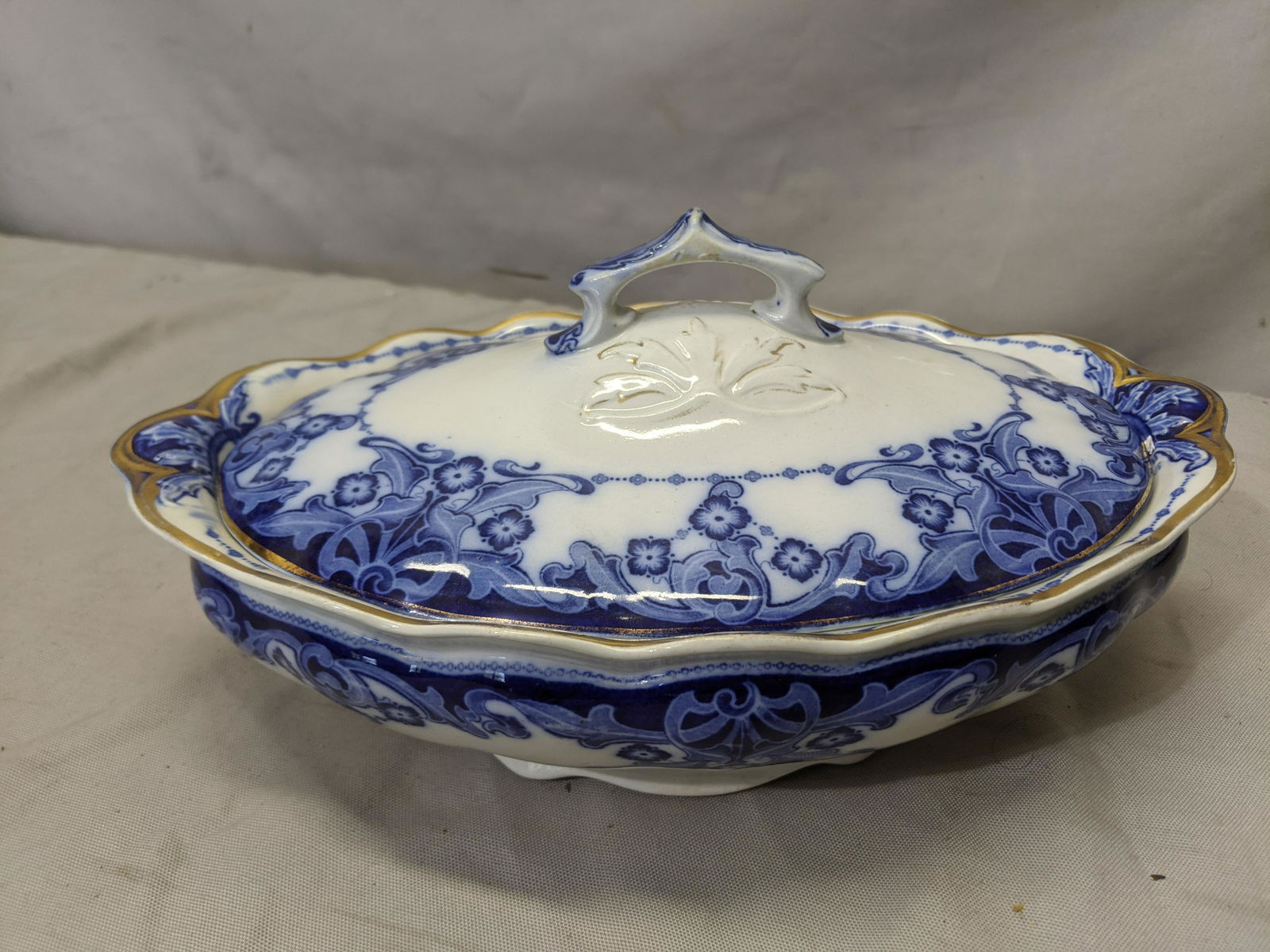 Antique Royal Doulton Egerton Blue White Covered: Antique Royal Doulton Egerton Blue White Covered Casserole 12 x 8 x 5 1/2 high Shipping in continental US $17.00 If shipping is $0 then buyer arranges pick up or shipping. Please ask any questions bef
