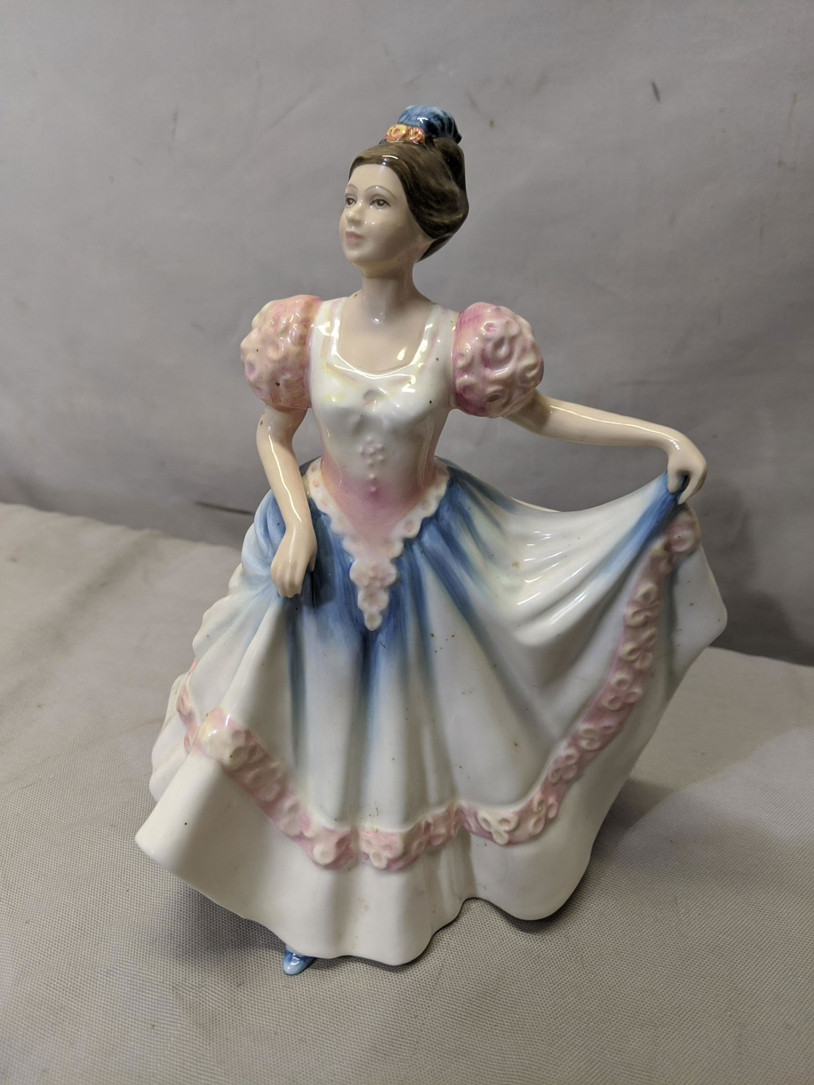 Royal Doulton Porcelain Figurine HN3645 Lindsay: Royal Doulton Porcelain Figurine HN3645 Lindsay 8 1/2 high Shipping in continental US $18.00 If shipping is $0 then buyer arranges pick up or shipping. Please ask any questions before bidding Good Luc