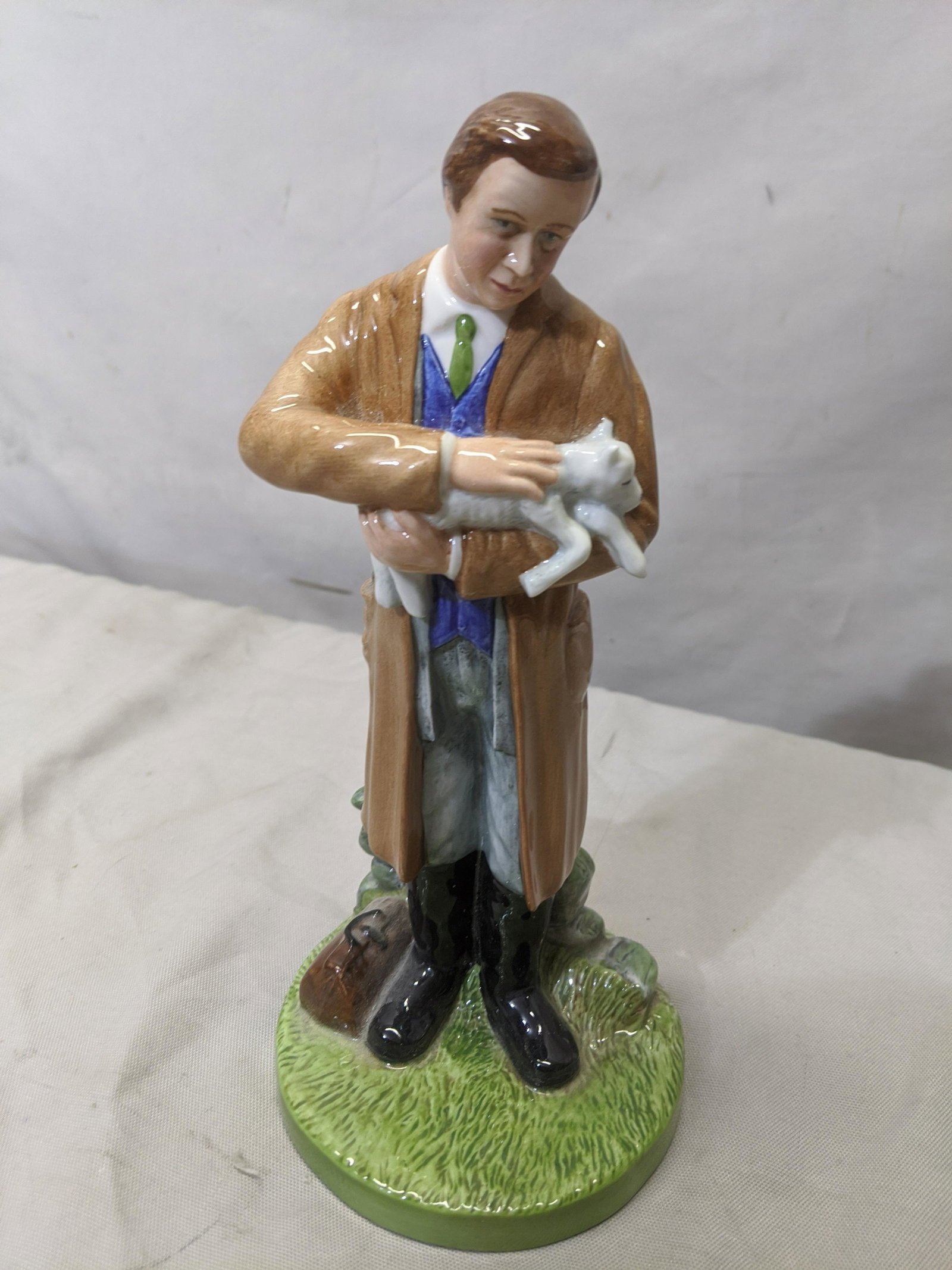 Royal Doulton Classics HN4650 Country Veterinary: Royal Doulton Classics HN4650 Country Veterinary 9 1/2 high Shipping in continental US $18.00 If shipping is $0 then buyer arranges pick up or shipping. Please ask any questions before bidding Good Lu