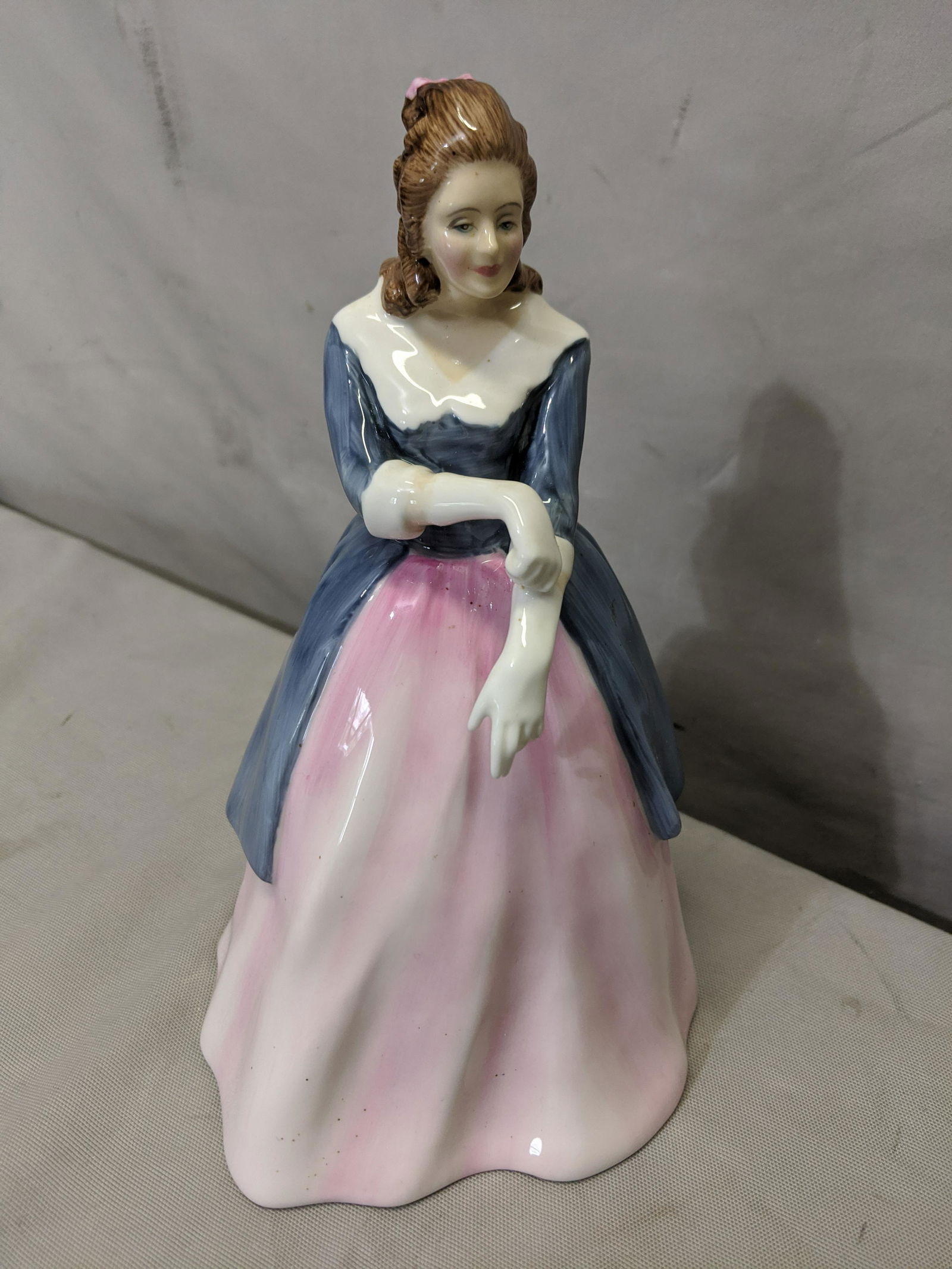 Royal Doulton Porcelain Figurine HN399 Maxine: Royal Doulton Porcelain Figurine HN3199 Maxine 9 1/2 high Shipping in continental US $18.00 If shipping is $0 then buyer arranges pick up or shipping. Please ask any questions before bidding Good Luck
