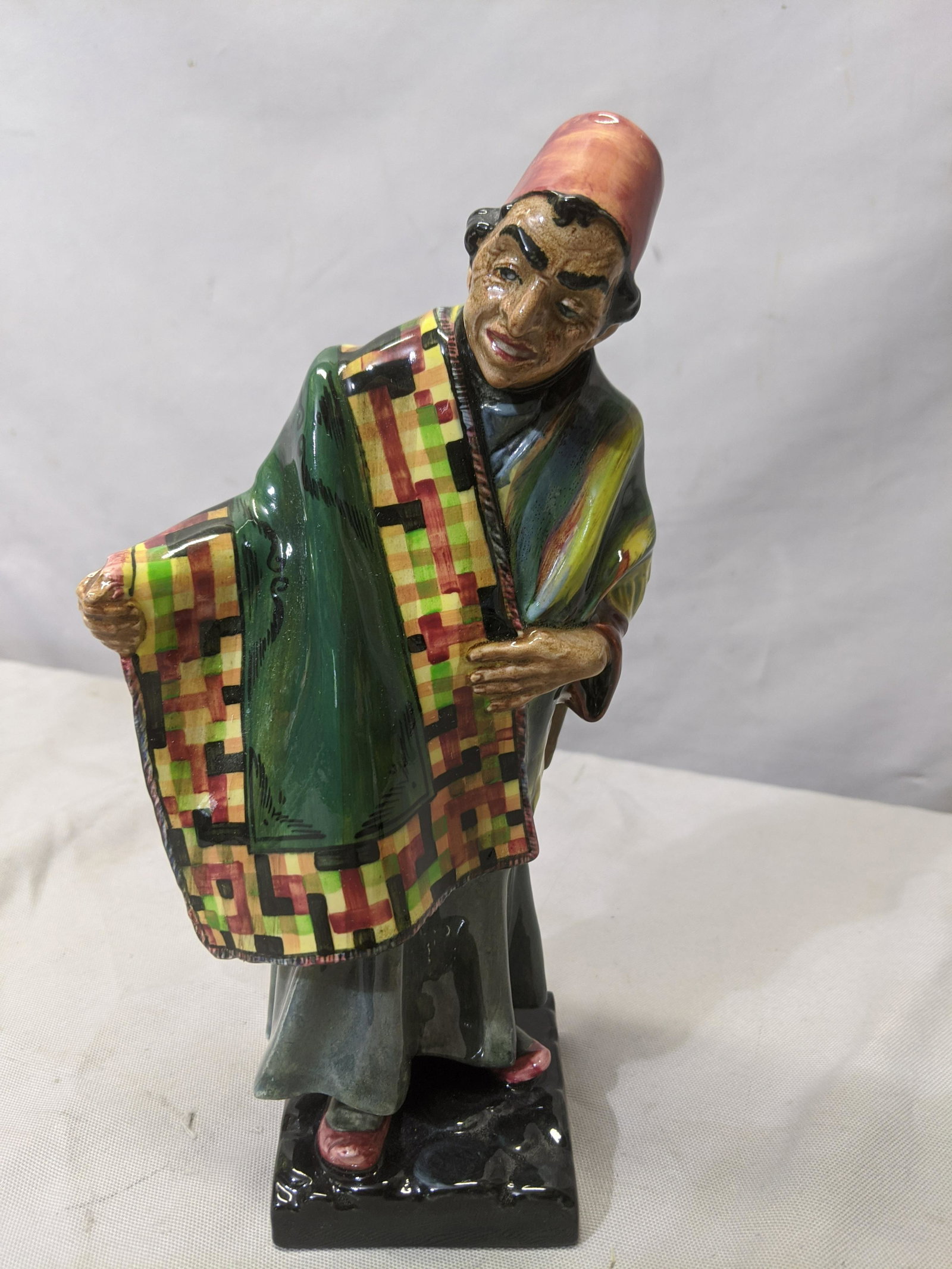 Royal Doulton Porcelain Figurine HN1464 Carpet Seller: Royal Doulton Porcelain Figurine HN1464 Carpet Seller 9 high Shipping in continental US $18.00 If shipping is $0 then buyer arranges pick up or shipping. Please ask any questions before bidding Good L